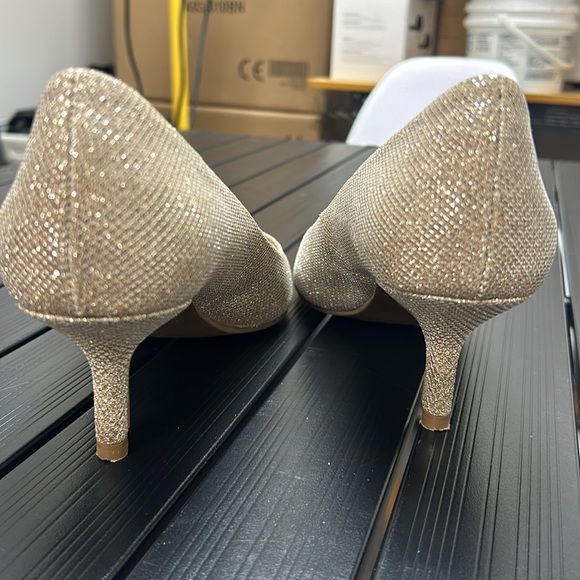 Le Chateau gold glitter pumps - Picture 4 of 4